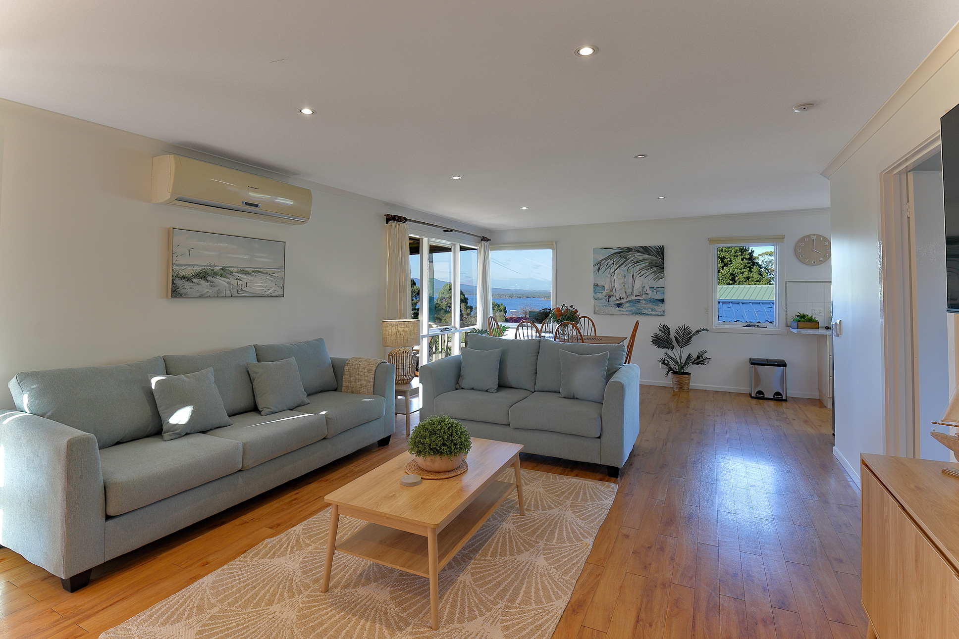 27 Mirrabooka Rd luxury holiday rental in Mallacoota - Interior/exterior view 2