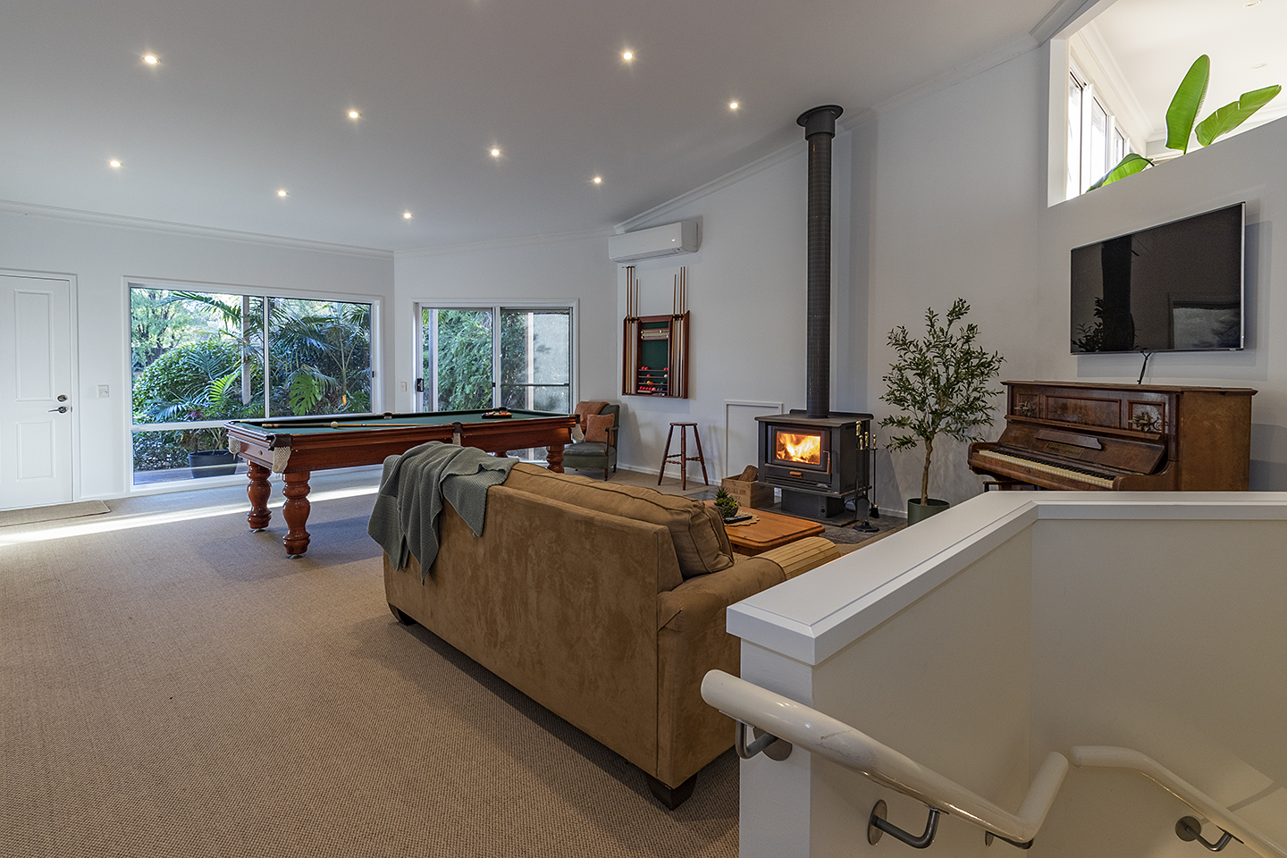 7 Allan Drive luxury holiday rental in Mallacoota - Interior/exterior view 2