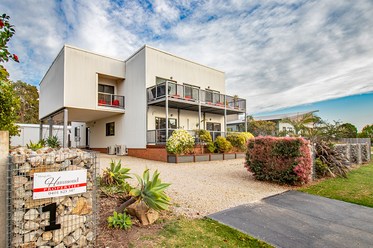 South Gateway — Unit luxury holiday rental in Mallacoota - Interior/exterior view 1