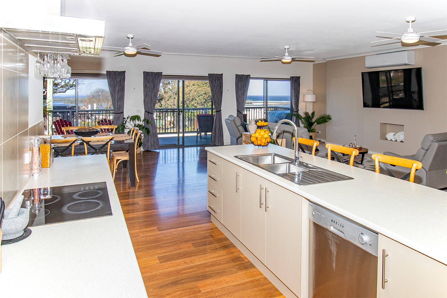 South Gateway luxury holiday rental in Mallacoota - Interior/exterior view 3