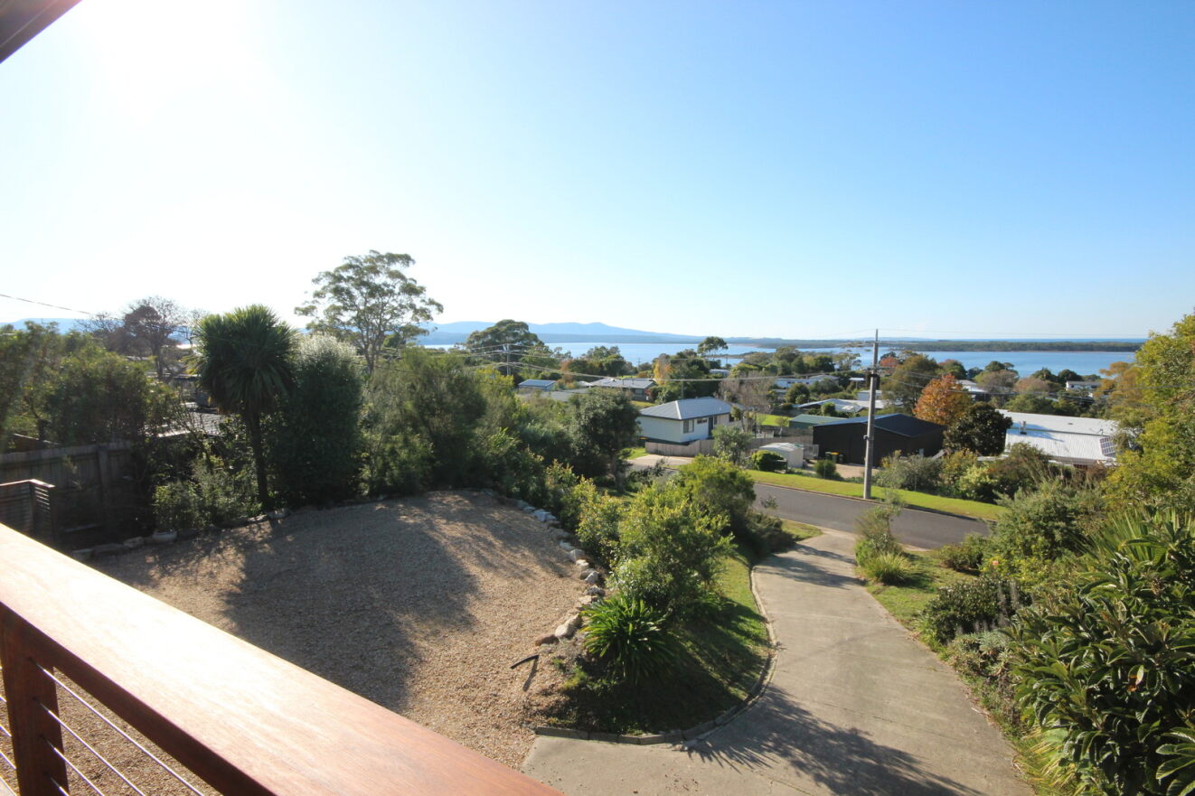 Vista Views luxury holiday rental in Mallacoota - Interior/exterior view 3