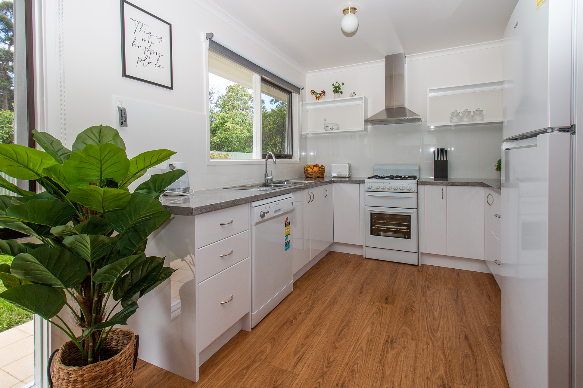 Yolly's Cottage luxury holiday rental in Mallacoota - Interior/exterior view 2